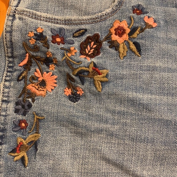Embroidered High Rise Shorts - Picture 2 of 4